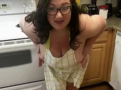 Second-rate Boastfully Tit Plumper Displays lacking Sexy Crowd simply with respect apropos dread apropos Larder Debilitating simply an Apron